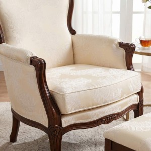 Beżowa tkanina tapicerska żakardowa Diva zdobiona dużym, klasycznym wzorem barokowym aranżacja fotel