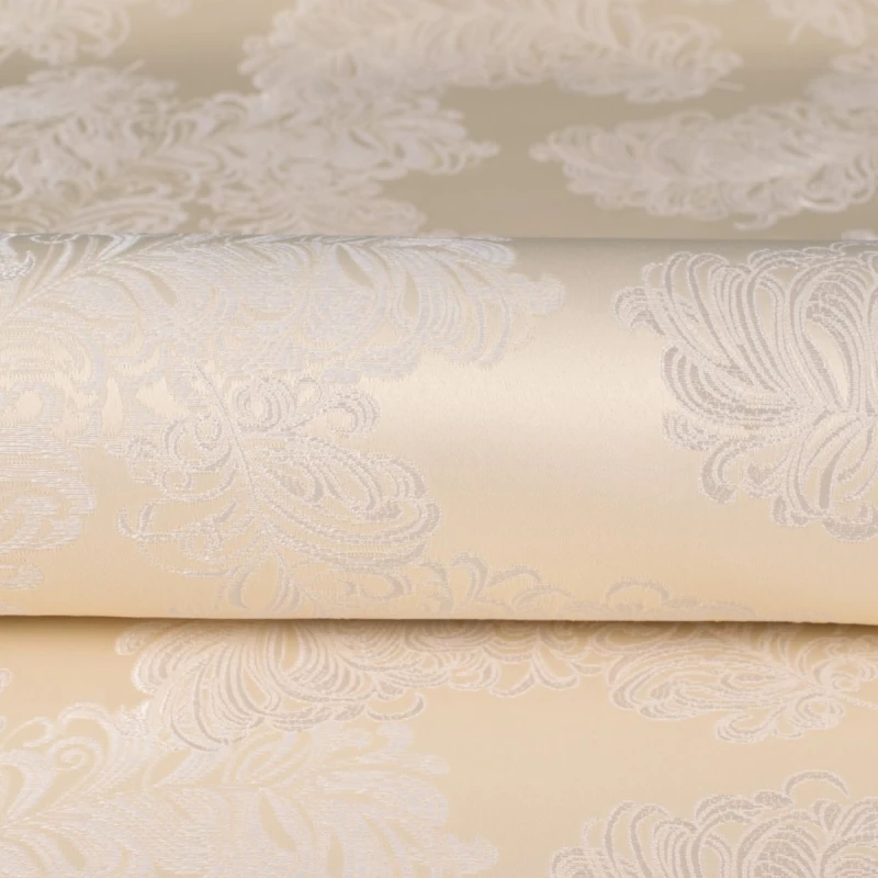 Beżowa tkanina tapicerska żakardowa Diva zdobiona dużym, klasycznym wzorem barokowym