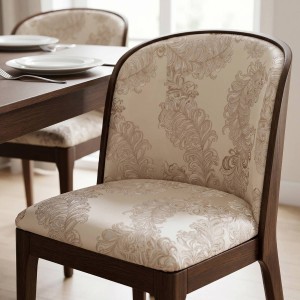 Tkanina tapicerska żakardowa Diva w kolorze kawy, zdobiona dużym, barokowym wzorem aranżacja krzesło