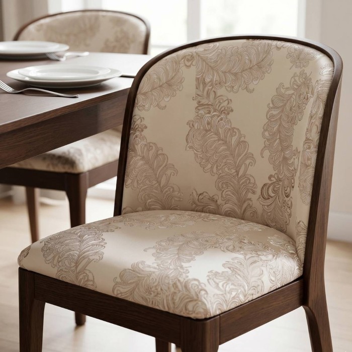 Tkanina tapicerska żakardowa Diva w kolorze kawy, zdobiona dużym, barokowym wzorem aranżacja krzesło