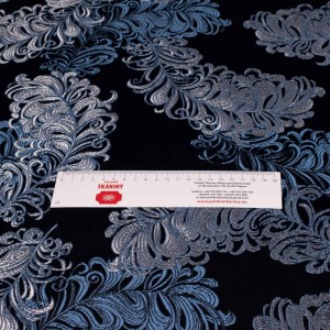 Granatowa tkanina obiciowa żakardowa Diva w duże, błyszczące wzory roślinne zdjęcie z miarką.