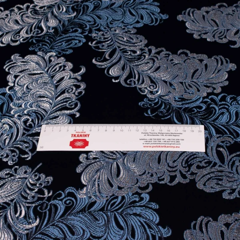 Granatowa tkanina obiciowa żakardowa Diva w duże, błyszczące wzory roślinne zdjęcie z miarką.