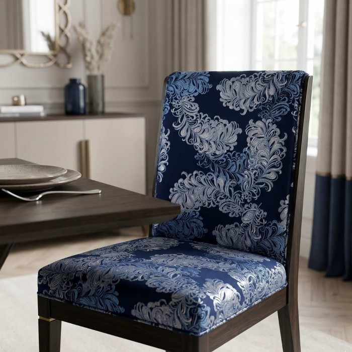 Granatowa tkanina obiciowa żakardowa Diva w duże, błyszczące wzory roślinne aranżacja krzesło