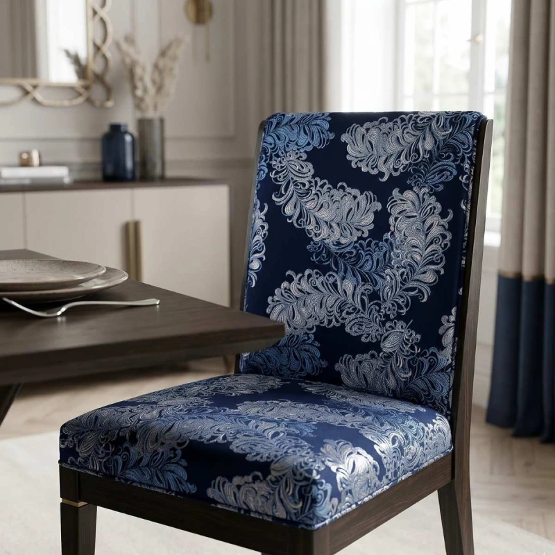 Granatowa tkanina obiciowa żakardowa Diva w duże, błyszczące wzory roślinne aranżacja krzesło