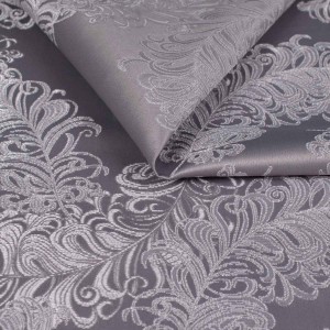 Jasnoszary materiał obiciowy Diva popiel w eleganckie, srebrzyste ornamenty klasyczne