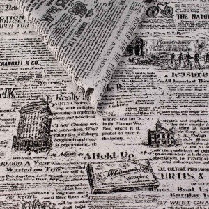 Biała tkanina obiciowa Oldpress z precyzyjnie tkanym wzorem starej gazety – Obiciowe.pl