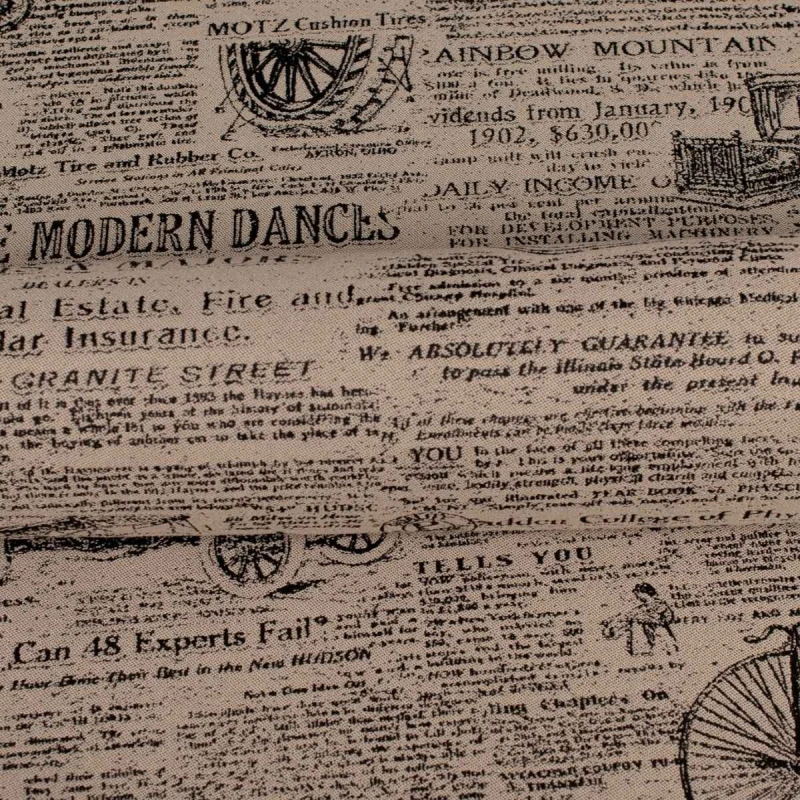 Kremowa tkanina obiciowa Oldpress z precyzyjnie tkanym wzorem starej gazety – Obiciowe.pl