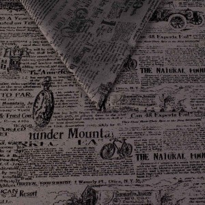 Popielata tkanina obiciowa Oldpress z precyzyjnie tkanym wzorem starej gazety – Obiciowe.pl