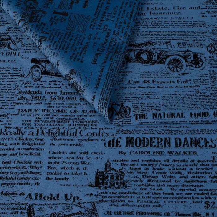 Niebieska tkanina obiciowa Oldpress z precyzyjnie tkanym wzorem starej gazety – Obiciowe.pl