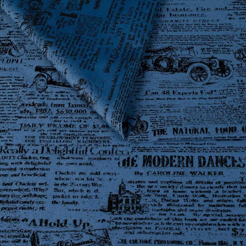Niebieska tkanina obiciowa Oldpress z precyzyjnie tkanym wzorem starej gazety – Obiciowe.pl
