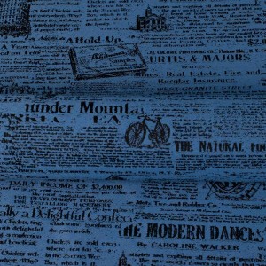 Niebieska tkanina obiciowa Oldpress z precyzyjnie tkanym wzorem starej gazety – Obiciowe.pl