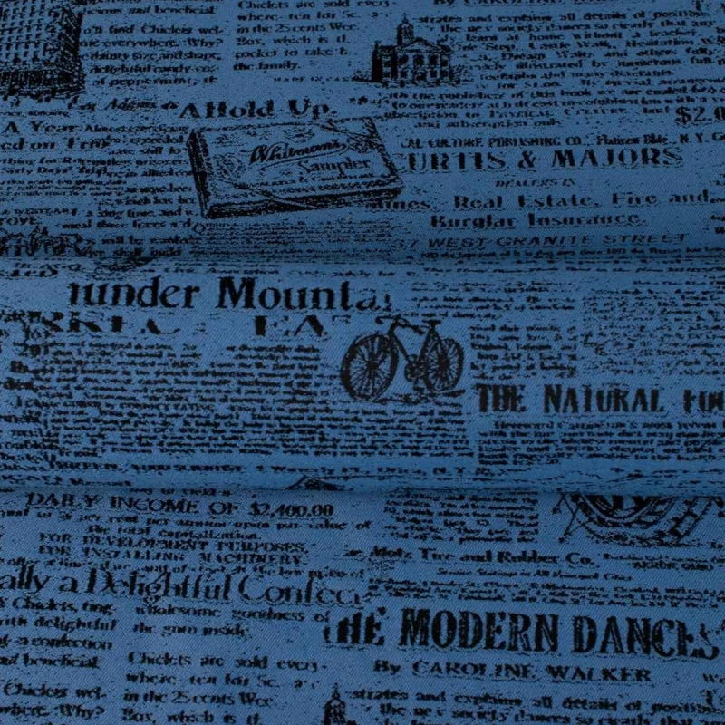 Niebieska tkanina obiciowa Oldpress z precyzyjnie tkanym wzorem starej gazety – Obiciowe.pl