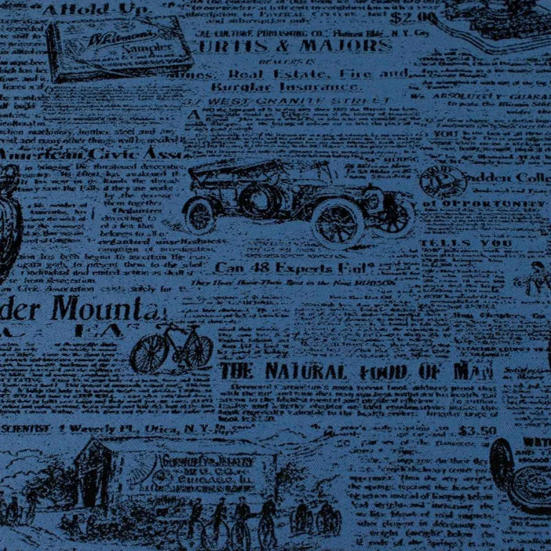 Niebieska tkanina obiciowa Oldpress z precyzyjnie tkanym wzorem starej gazety – Obiciowe.pl