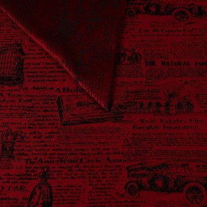 Czerwona tkanina obiciowa Oldpress z precyzyjnie tkanym wzorem starej gazety – Obiciowe.pl