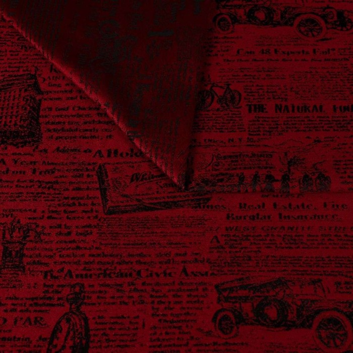 Czerwona tkanina obiciowa Oldpress z precyzyjnie tkanym wzorem starej gazety – Obiciowe.pl