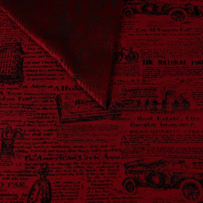 Czerwona tkanina obiciowa Oldpress z precyzyjnie tkanym wzorem starej gazety – Obiciowe.pl