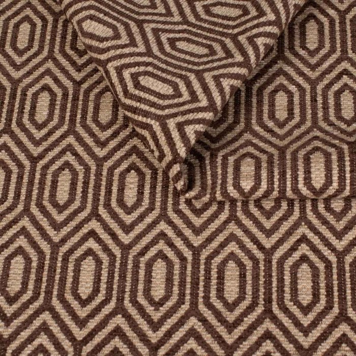 Zbliżenie na strukturę tkaniny tapicerskiej o wzorze geometrycznym. Brązowe, kontrastowe linie tworzą wzór wydłużonych sześciokątów (heksagonów) na beżowym, melanżowym tle.